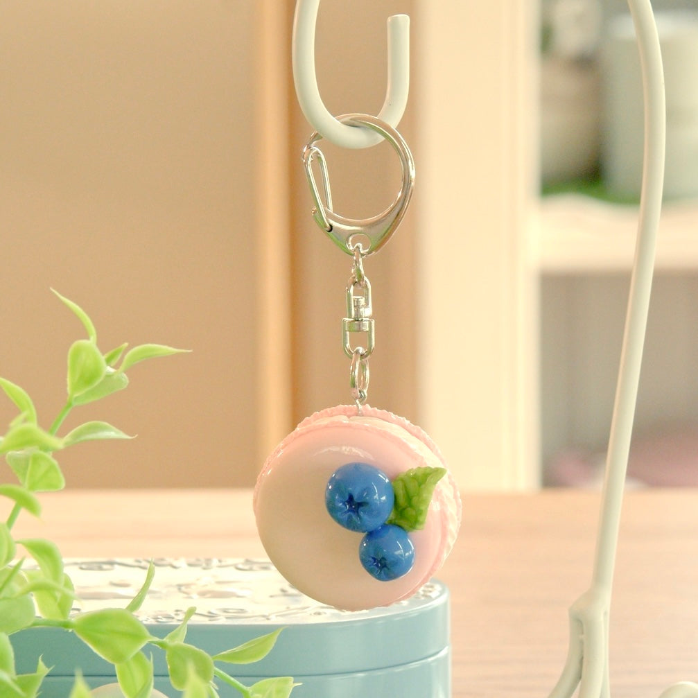 ピンクマカロンキーホルダー（ブルーベリー添え）